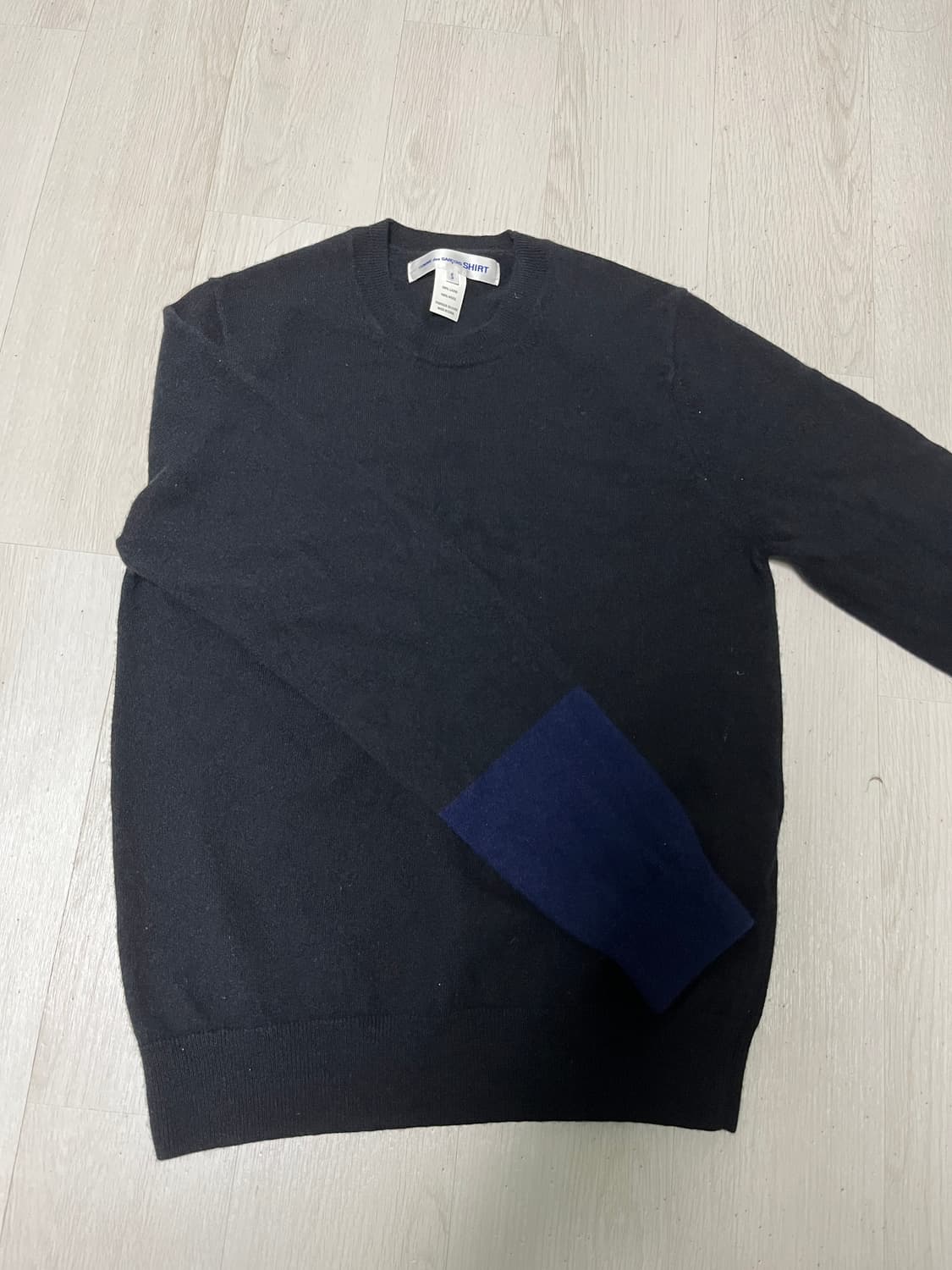 꼼데가스롱 소매 배색 니트 상품이미지1