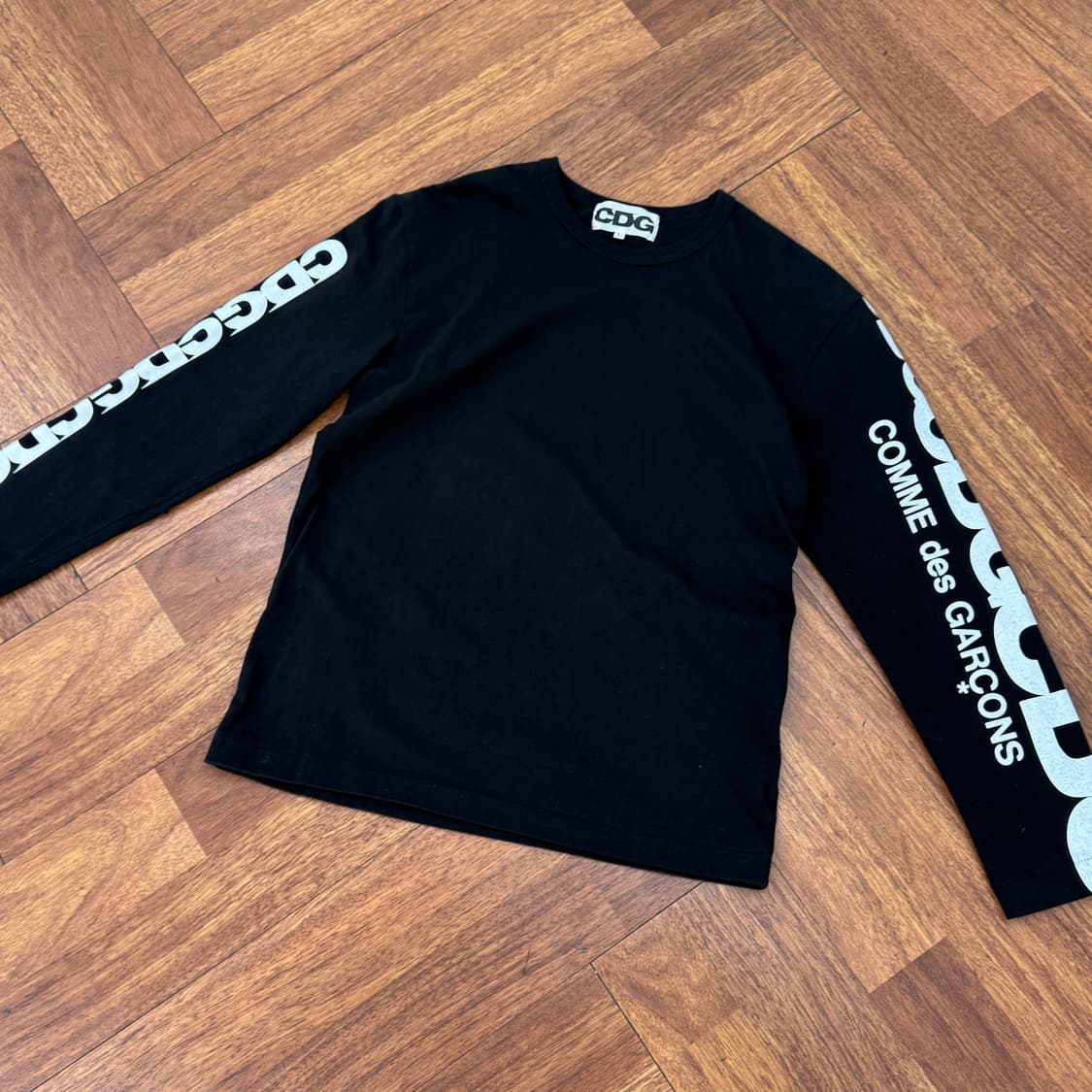 L 꼼데가르송 CDG 블랙 암로고 라운드 티셔츠  상품이미지2