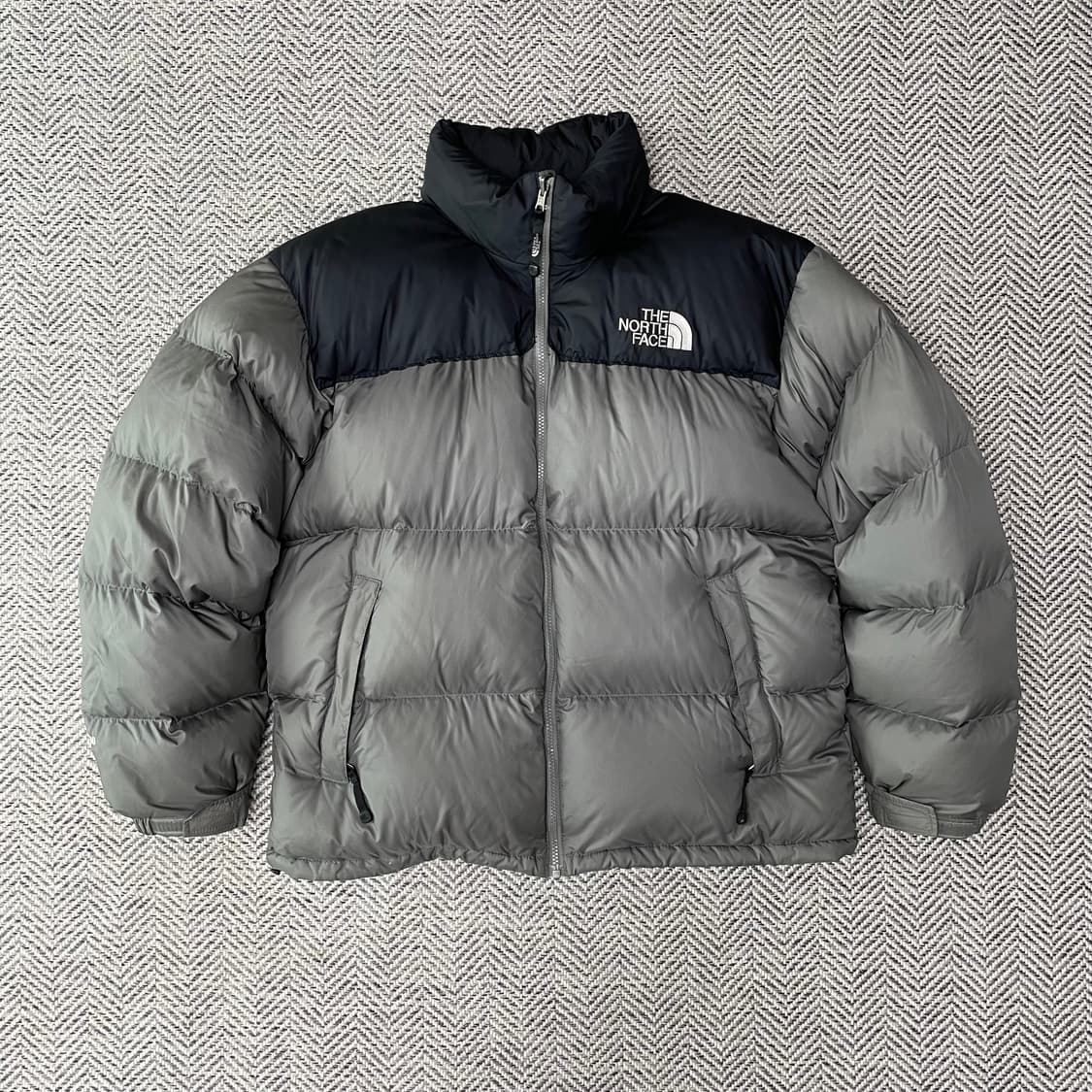 [105] 노스페이스 센터로고 무광 그레이 700 눕시 패딩 상품이미지2