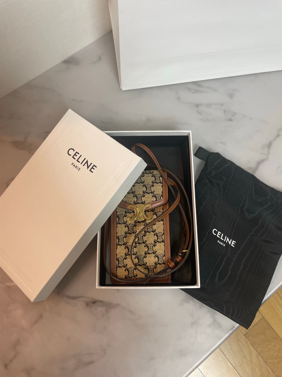 셀린느 트리오페  버티컬 폰 파우치 미니 크로스백 내추럴 탄 상품이미지4