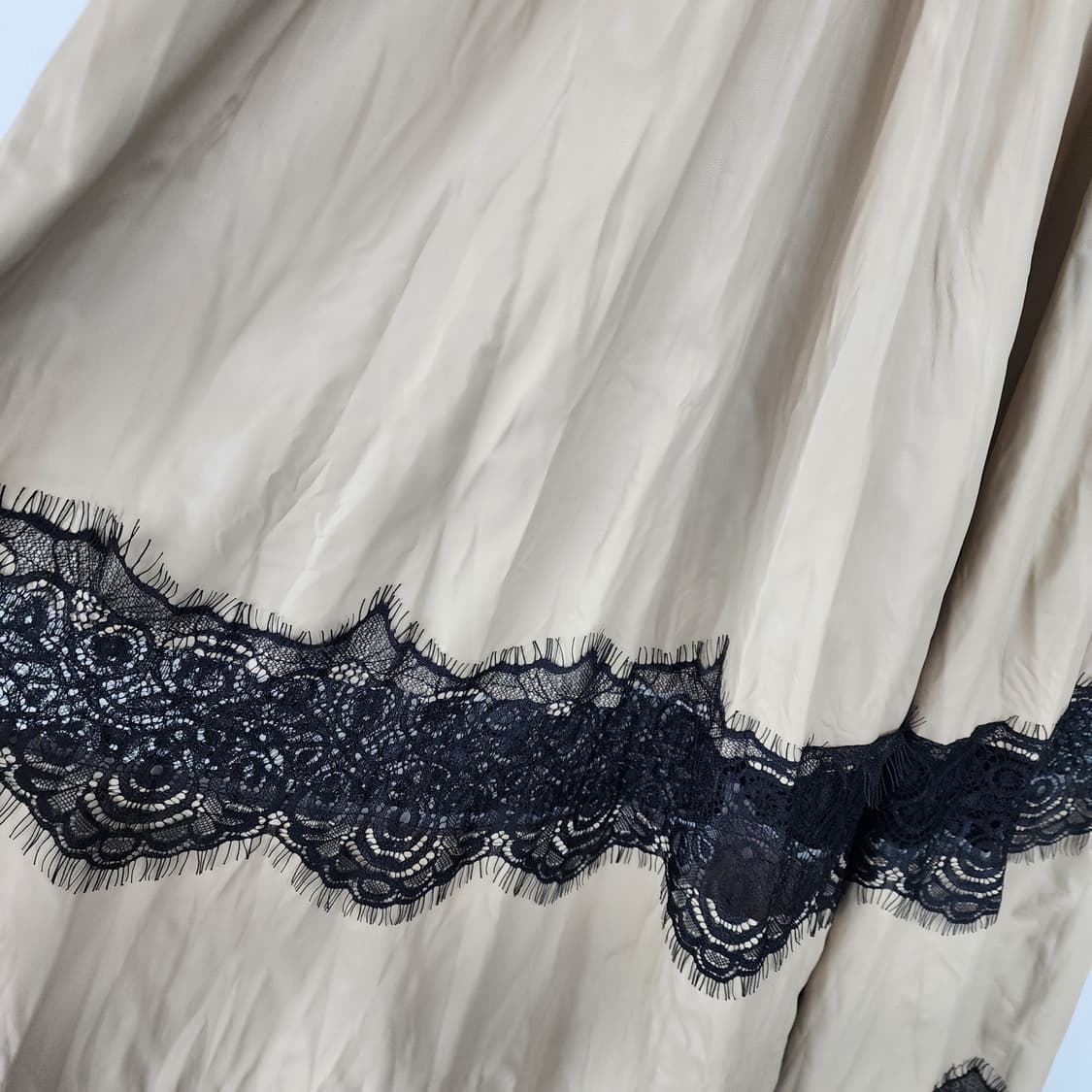 레이스 배색 베이지 레더 롱 스커트 상품이미지2