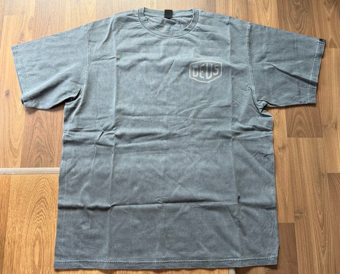 데우스 피그먼트 차콜 반팔티 상품이미지1