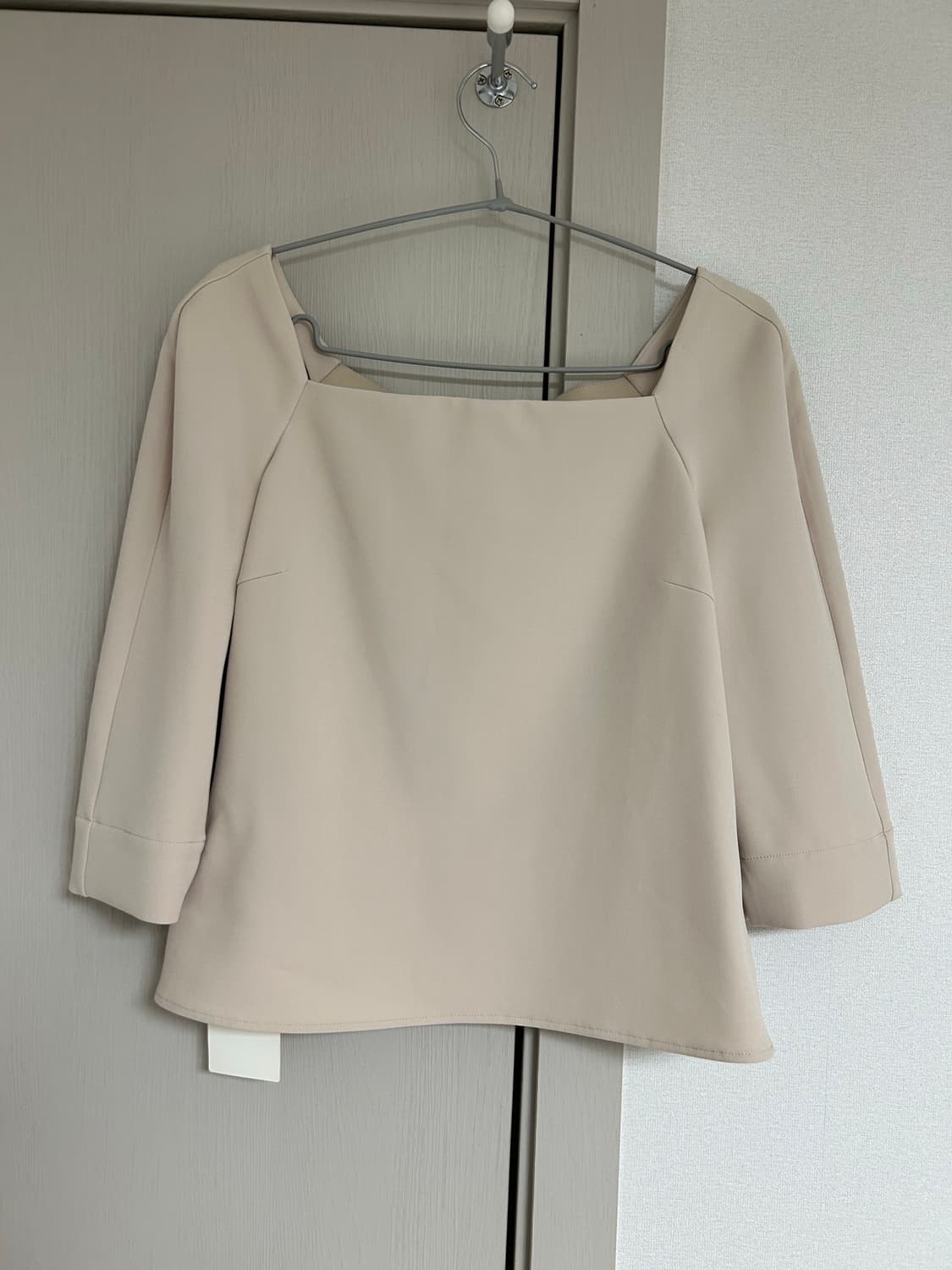 (새상품) Sie 시에 디엔스퀘어넥 블라우스 / 소이베이지 상품이미지3