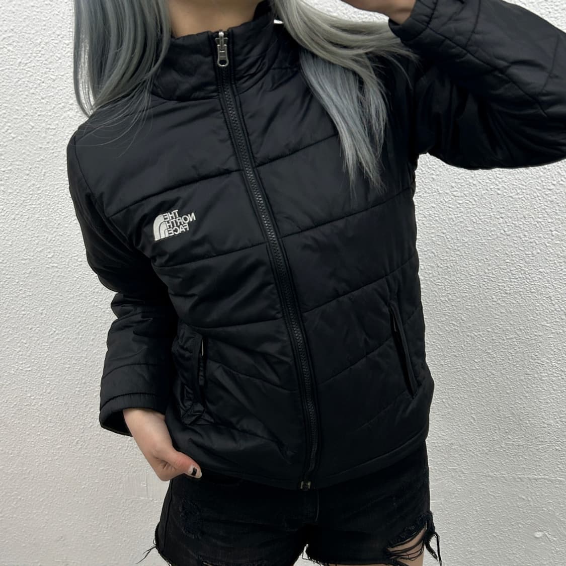 노스페이스 로고 블랙 경량 패딩 85 상품이미지2