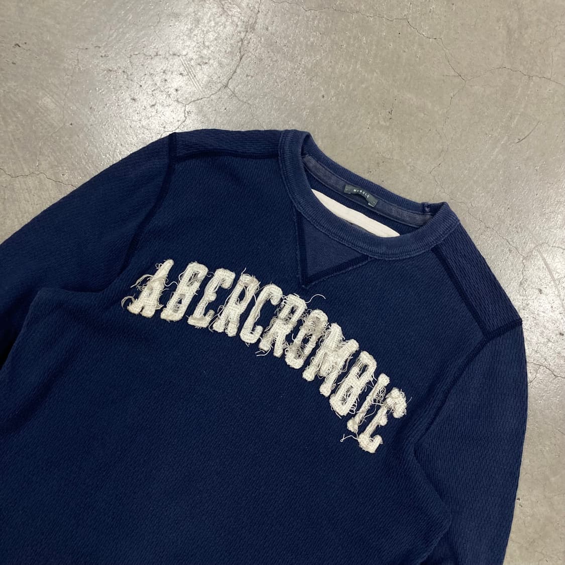 아베크롬비 y2k 네이비 컬러 스펠아웃 롱 슬리브 상품이미지2