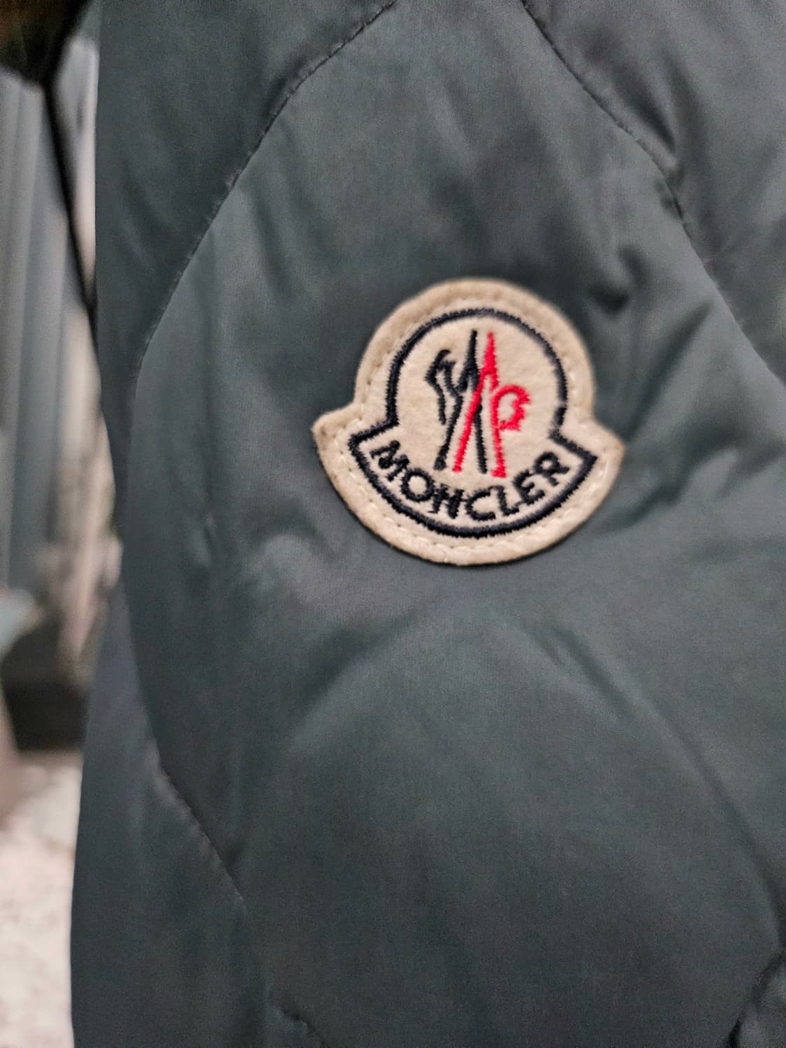 몽클레어 해리슨 패딩
사이즈 4 / 사용감 적음 상품이미지3