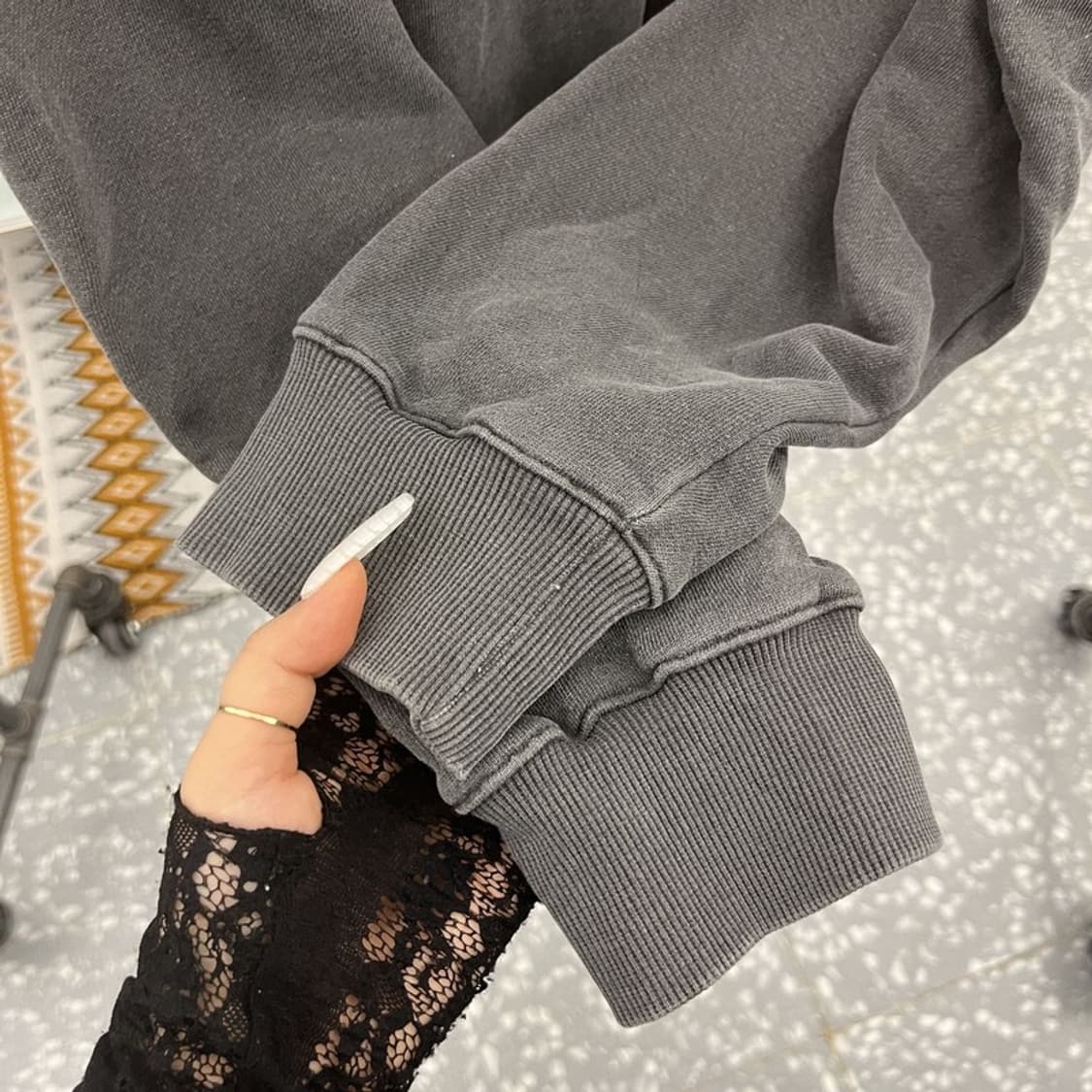 마뗑킴 그런지 데미지디테일 오버핏 스몰로고 맨투맨 F C10992 상품이미지7