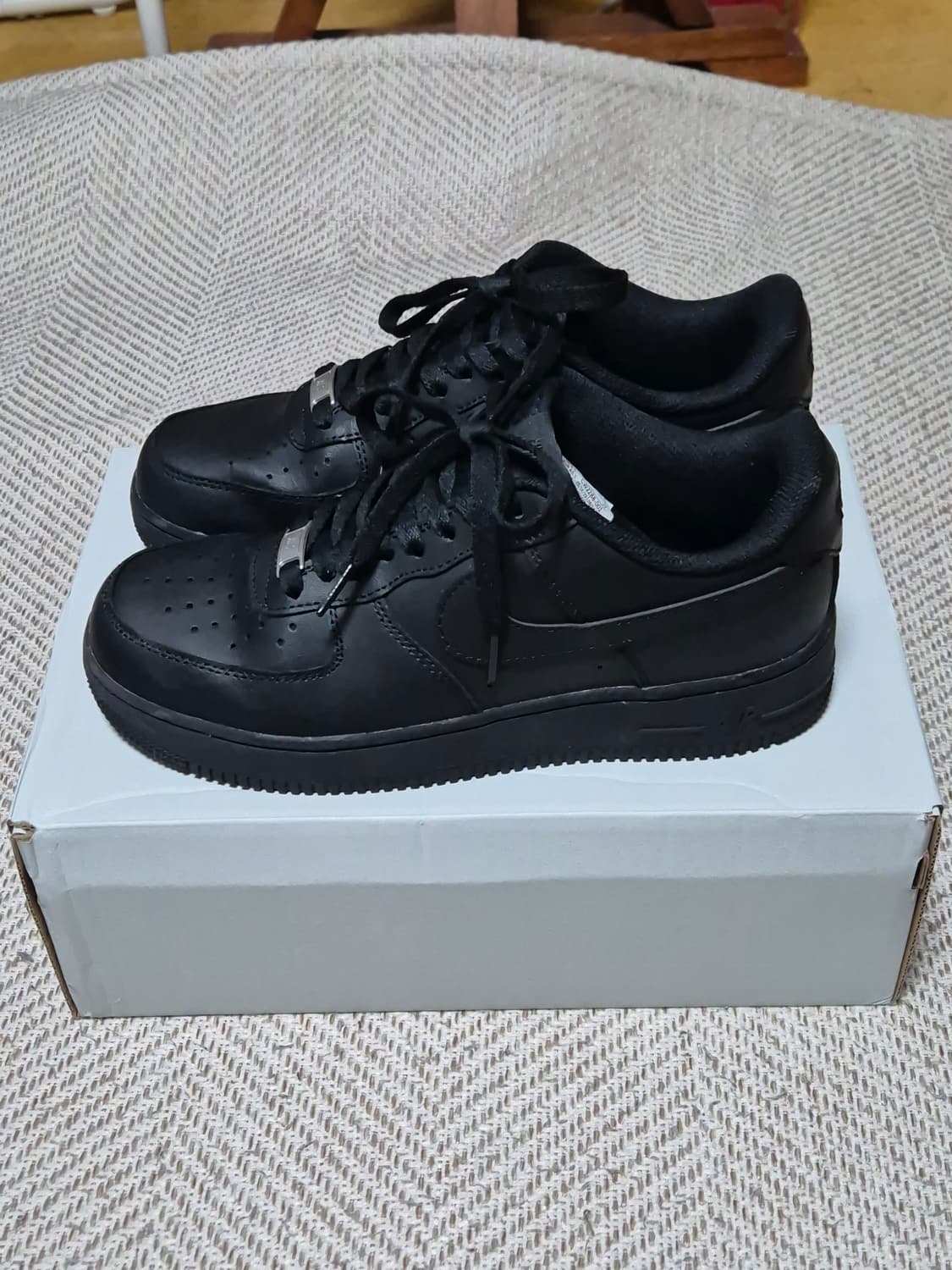 나이키 에어포스1 '07 올블랙 255mm 상품이미지2