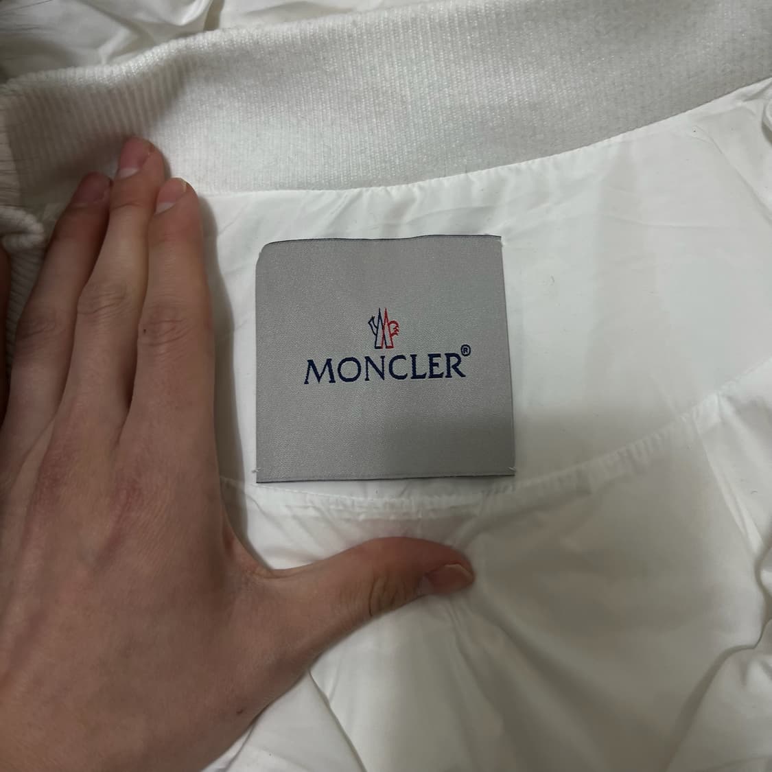 몽클레어 여성 로고 와펜 구스다운 숏패딩 3사이즈  상품이미지5