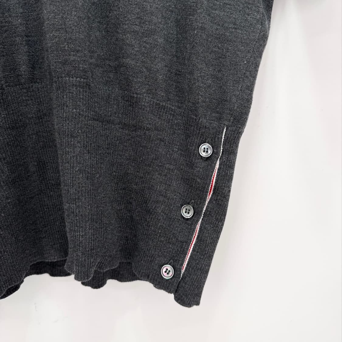 [40사이즈] 톰브라운 백삼선 여성 반팔 니트 그레이 (FKA250A) 상품이미지5