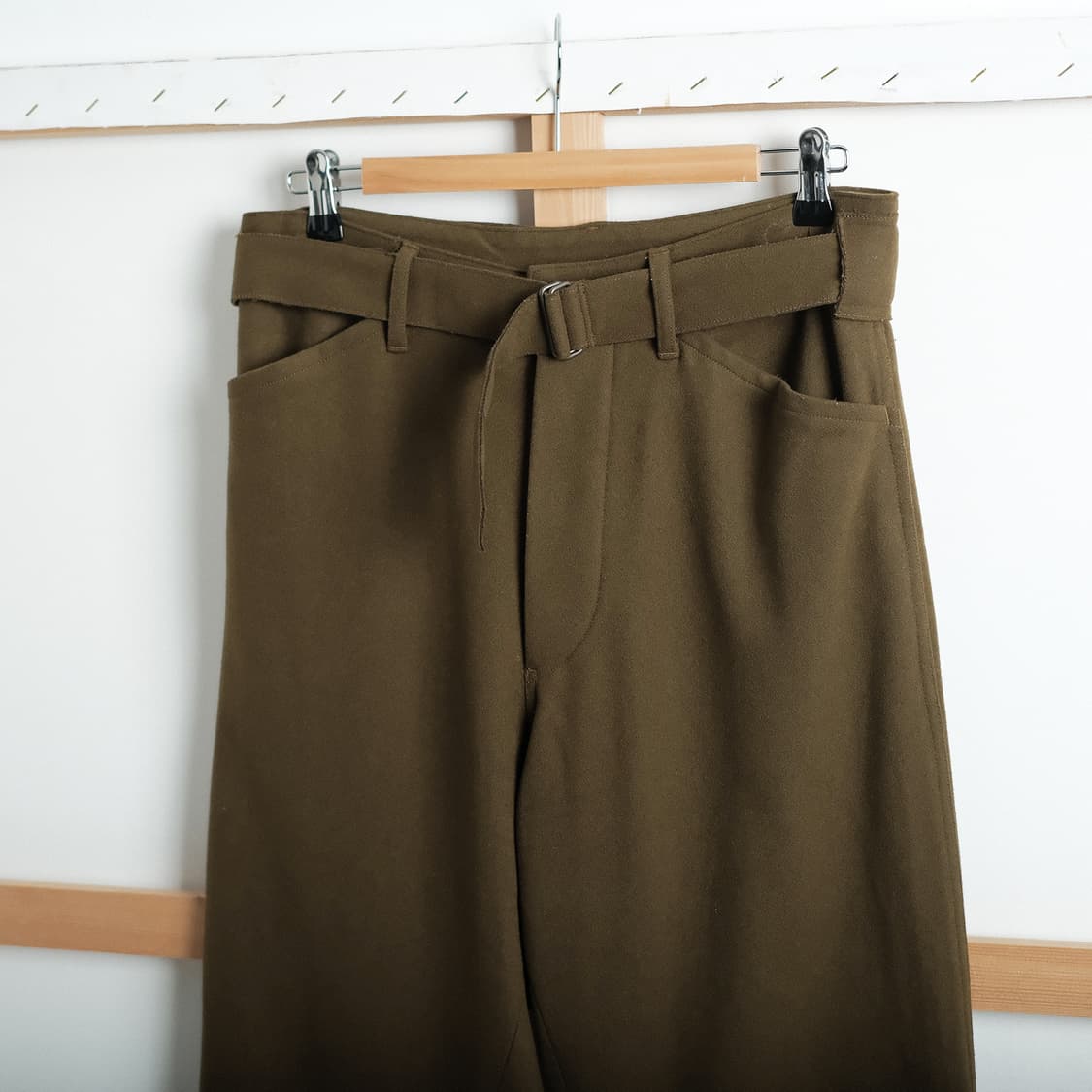 Comoli 코모리 울 벨티드 팬츠 카키 1(29-31)사이즈 상품이미지3