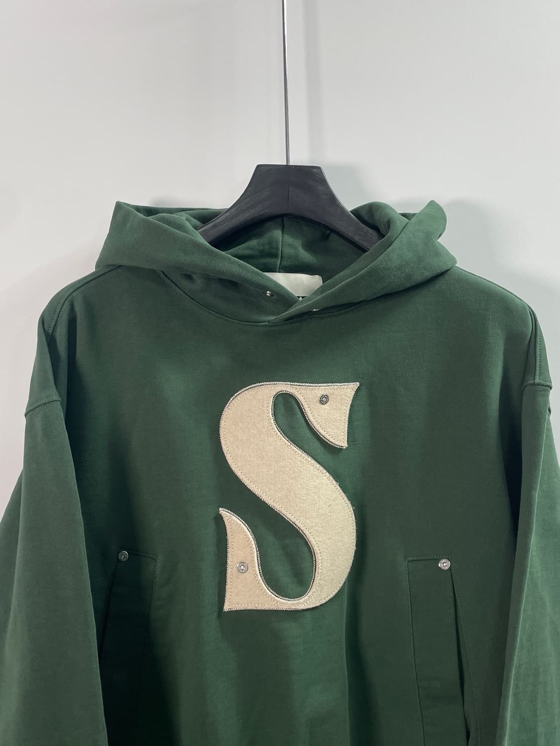 세터 리벳 아플리케 후드티  (on.298) 상품이미지2