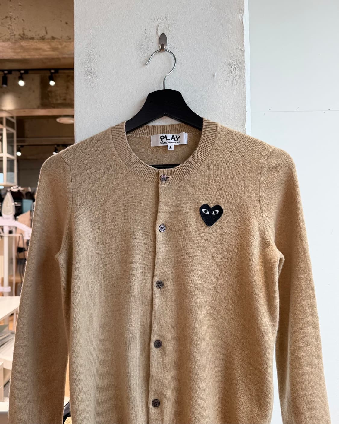꼼데가르송 플레이 베이지 블랙 하트와펜 가디건  상품이미지3