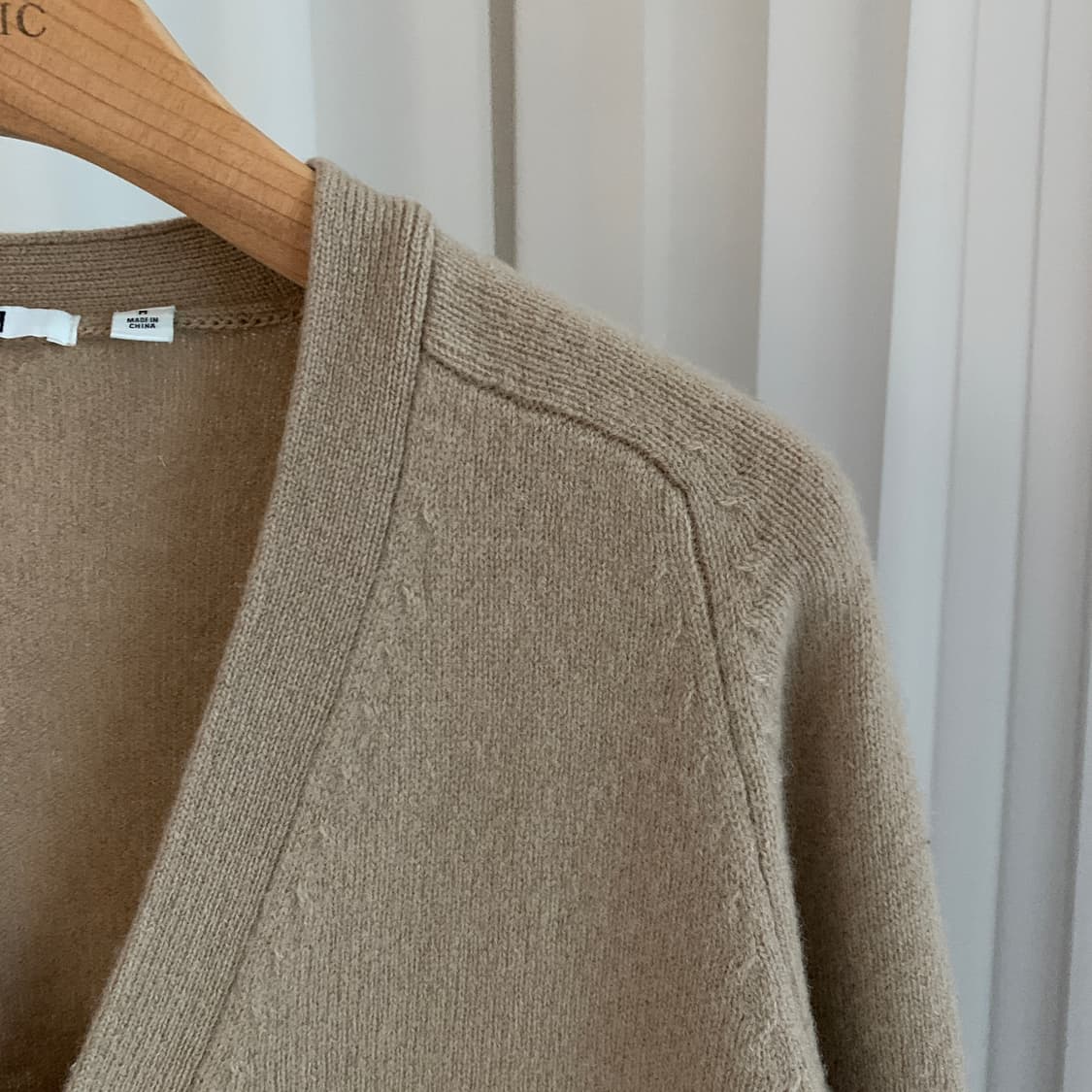 유니클로 울 100  브이넥 베이지 가디건 상품이미지3