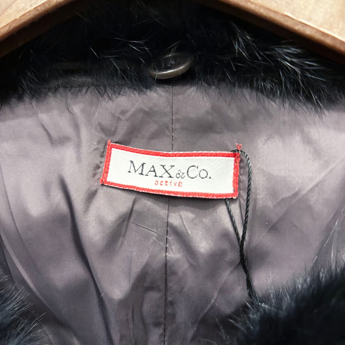 막스앤코 슬림핏 숏 퀄팅 패딩 자켓 넥 라인 블랙 퍼 트리밍 디테일 차콜 상품이미지6