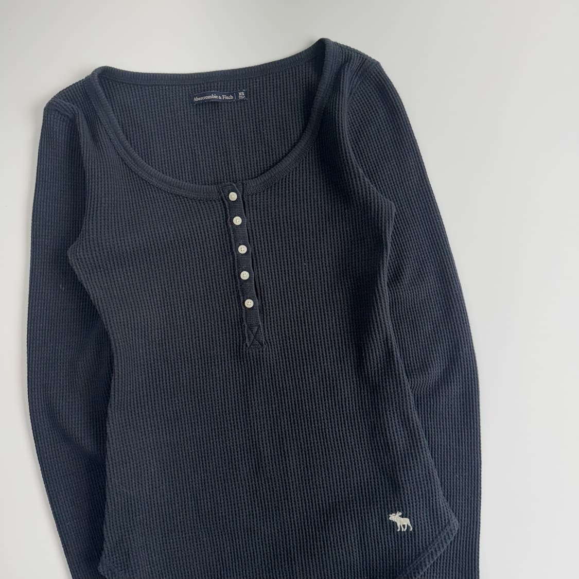 Abercrombie 아베크롬비 스몰로고 헨리넥 네이비 롱슬리브  상품이미지4
