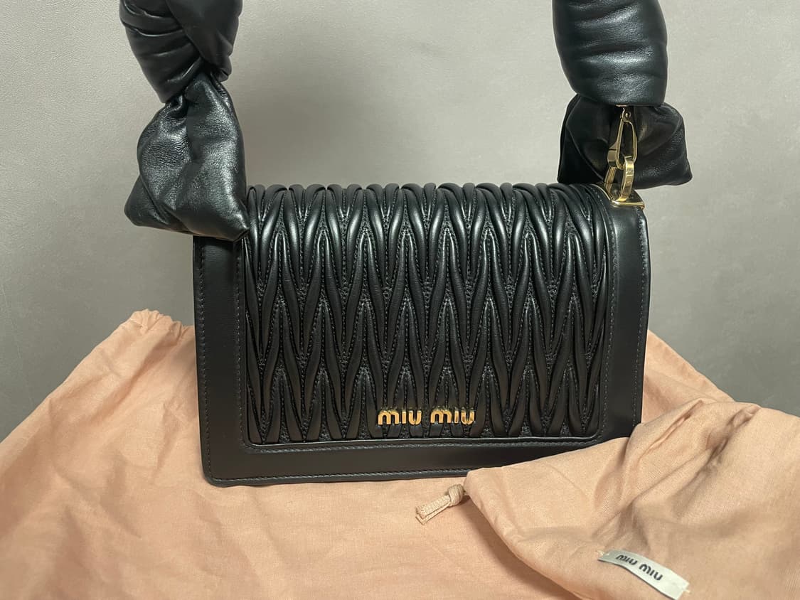 미우미우 컨피덴셜 마테라쎄 패딩 스트랩 상품이미지5