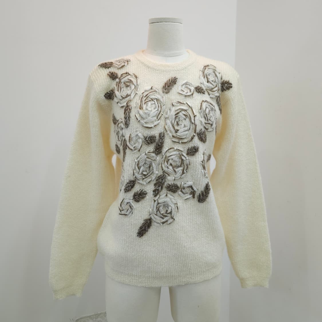 울 입체 로즈 플라워 자수 아이보리 니트 상품이미지1