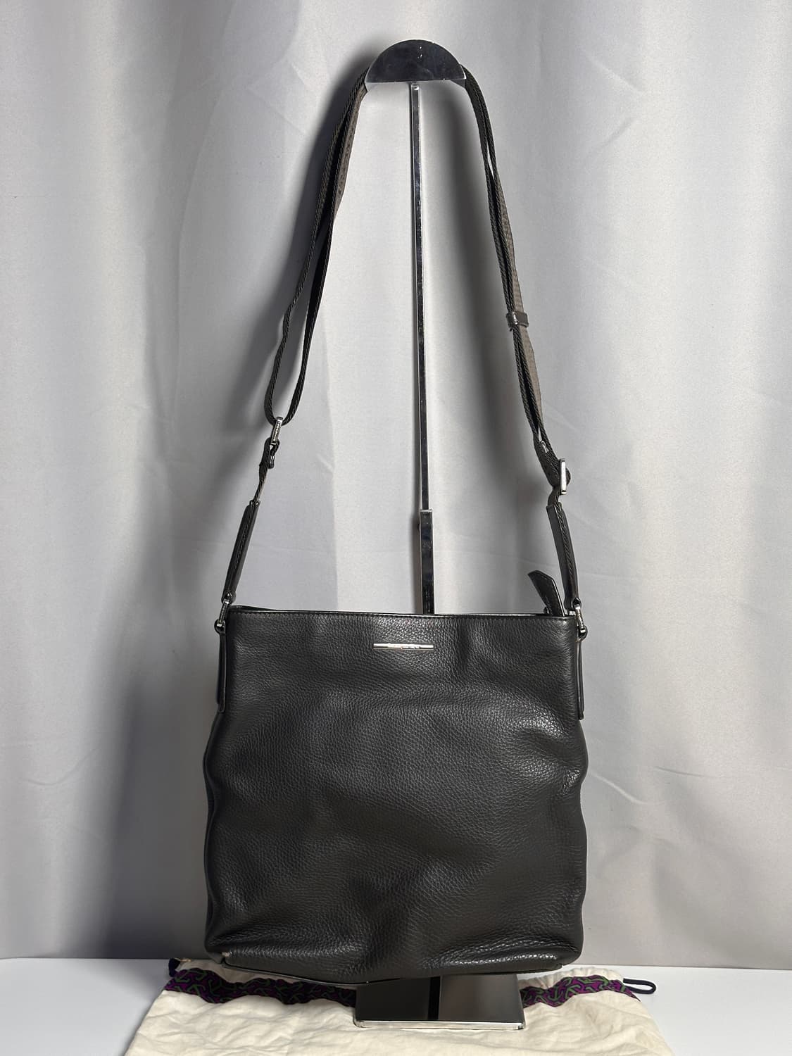 에르메네질도 제냐 페블레더 크로스백 – 이탈리안 모던 클래식 상품이미지1