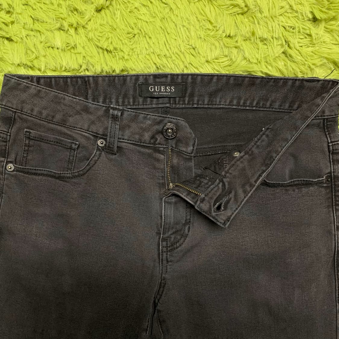 [34] 게스 로고 레더탭 테이퍼드핏 데님팬츠 상품이미지4