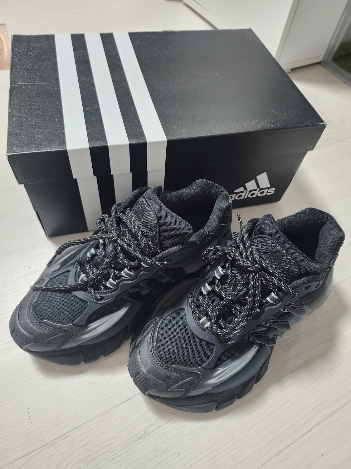 255)아디다스 퍼렐 윌리엄스 버지니아 아디스타 젤리피쉬 트리플 블랙 상품이미지1