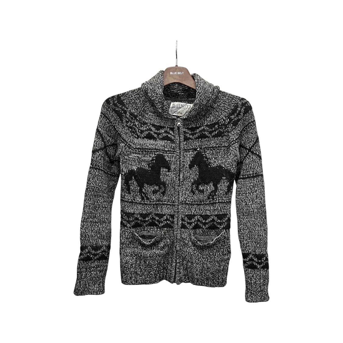 블루노트 코위찬 니트 집업 가디건 아즈텍 포니 패턴 디테일 차콜 그레이 상품이미지1