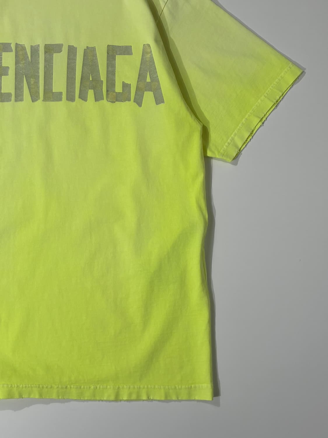 발렌시아가 테이프 타입 미디엄 핏 티셔츠 형광 XS사이즈 상품이미지3