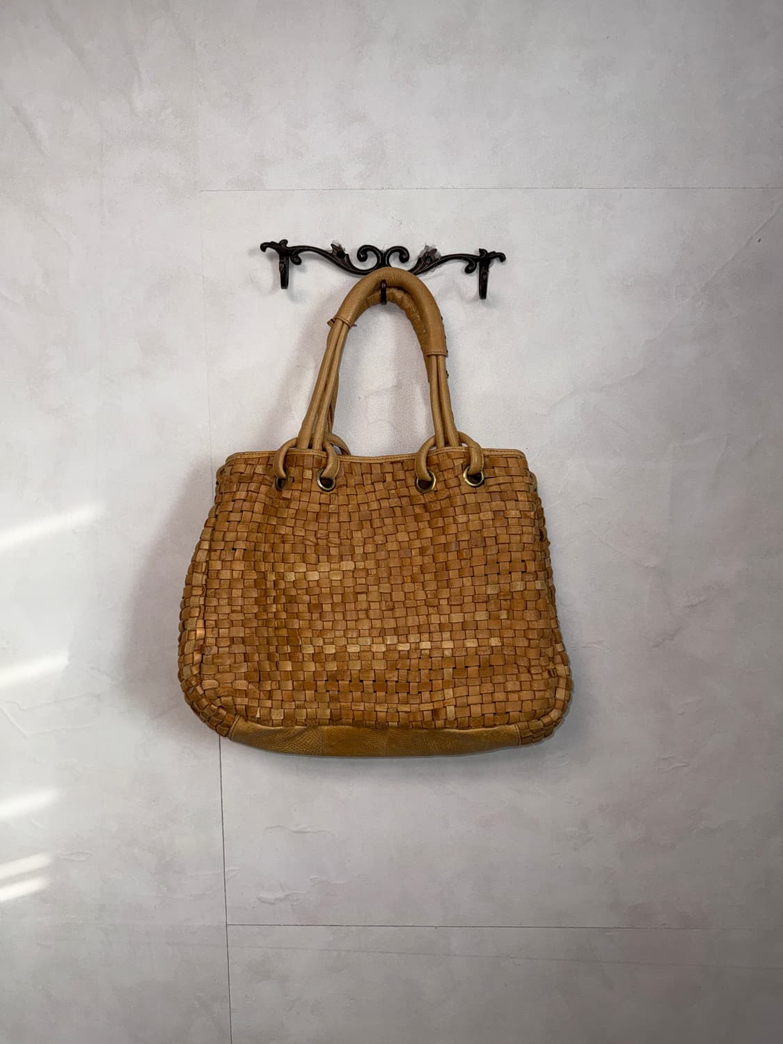 Beige brown woven leather tote bag 상품이미지1