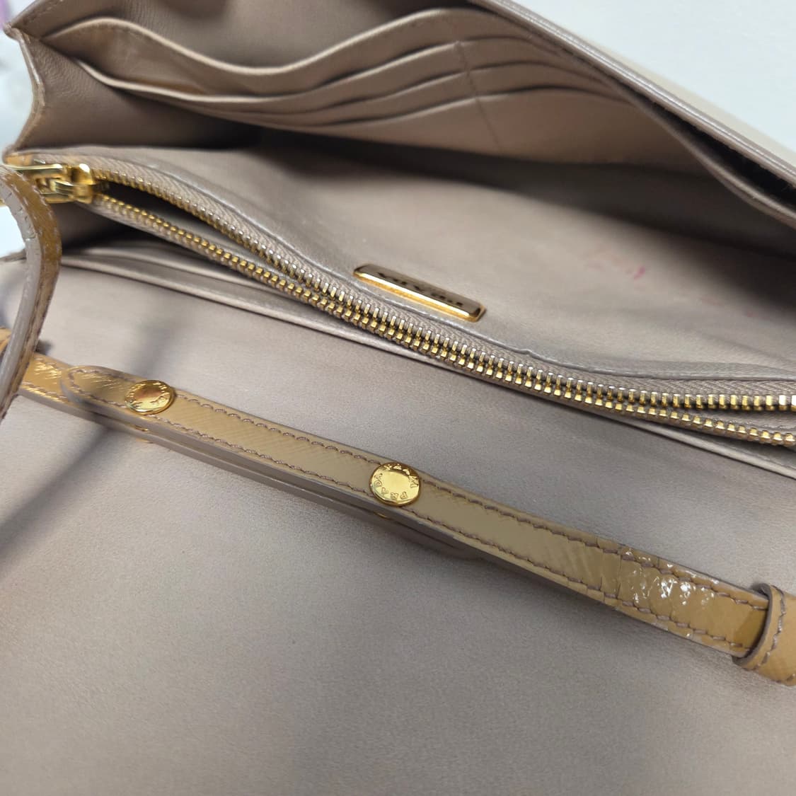 PRADA 프라다 정품 미니 크로스백 유광사피아노 클러치 지갑 폰홀더백 상품이미지6