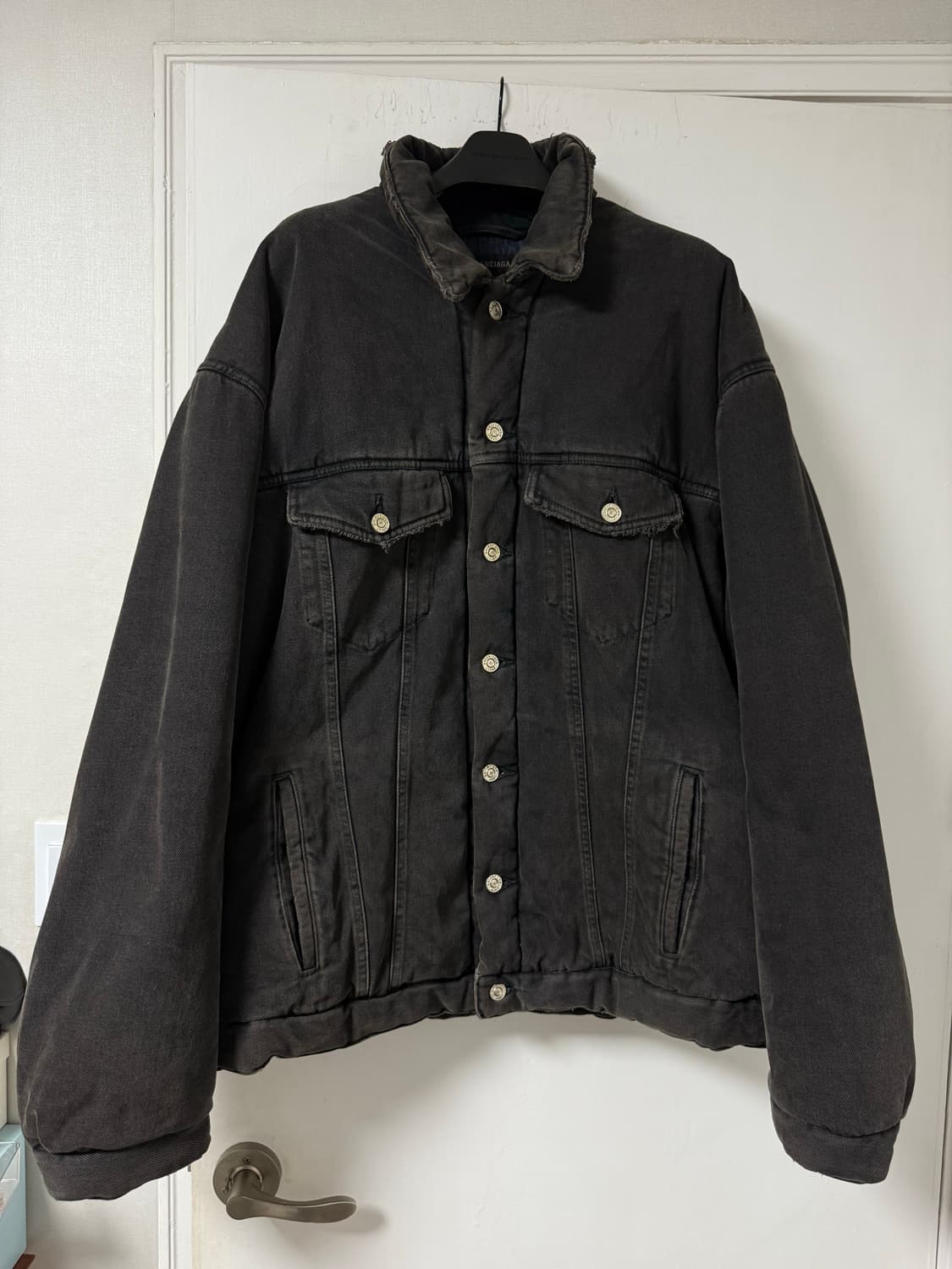 칸예와 샤이가 입은 발렌시아가 간지깡패 데님 패딩 자켓 흑청 상품이미지3