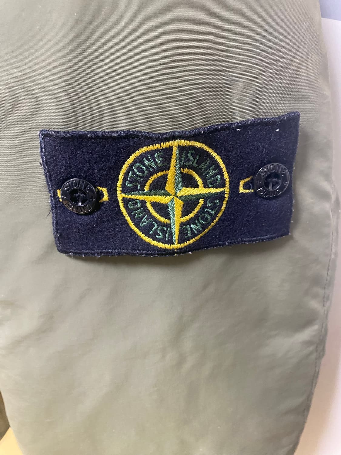 스톤아일랜드 마이크로랩스 와펜 패딩 (올리브 그린) 상품이미지4