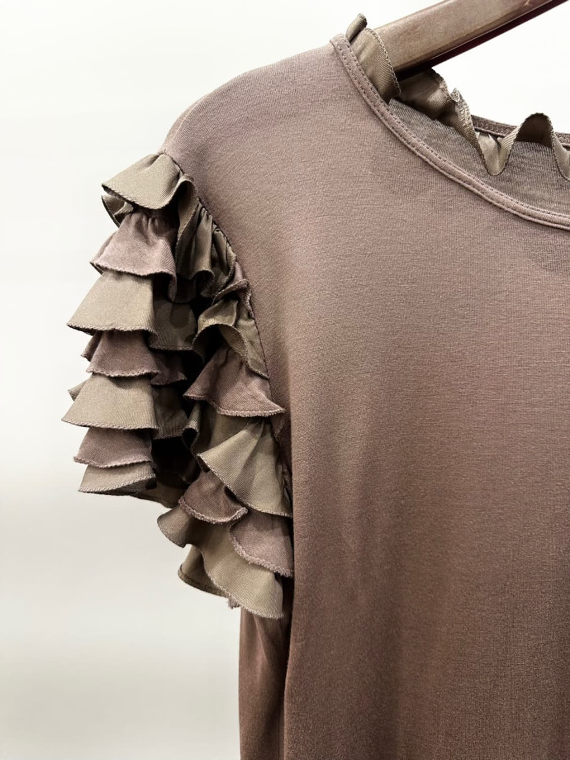 펜디 반팔 라운드넥 니트 레이어드 프릴 소매 넥 디테일 루즈핏 브라운 상품이미지4