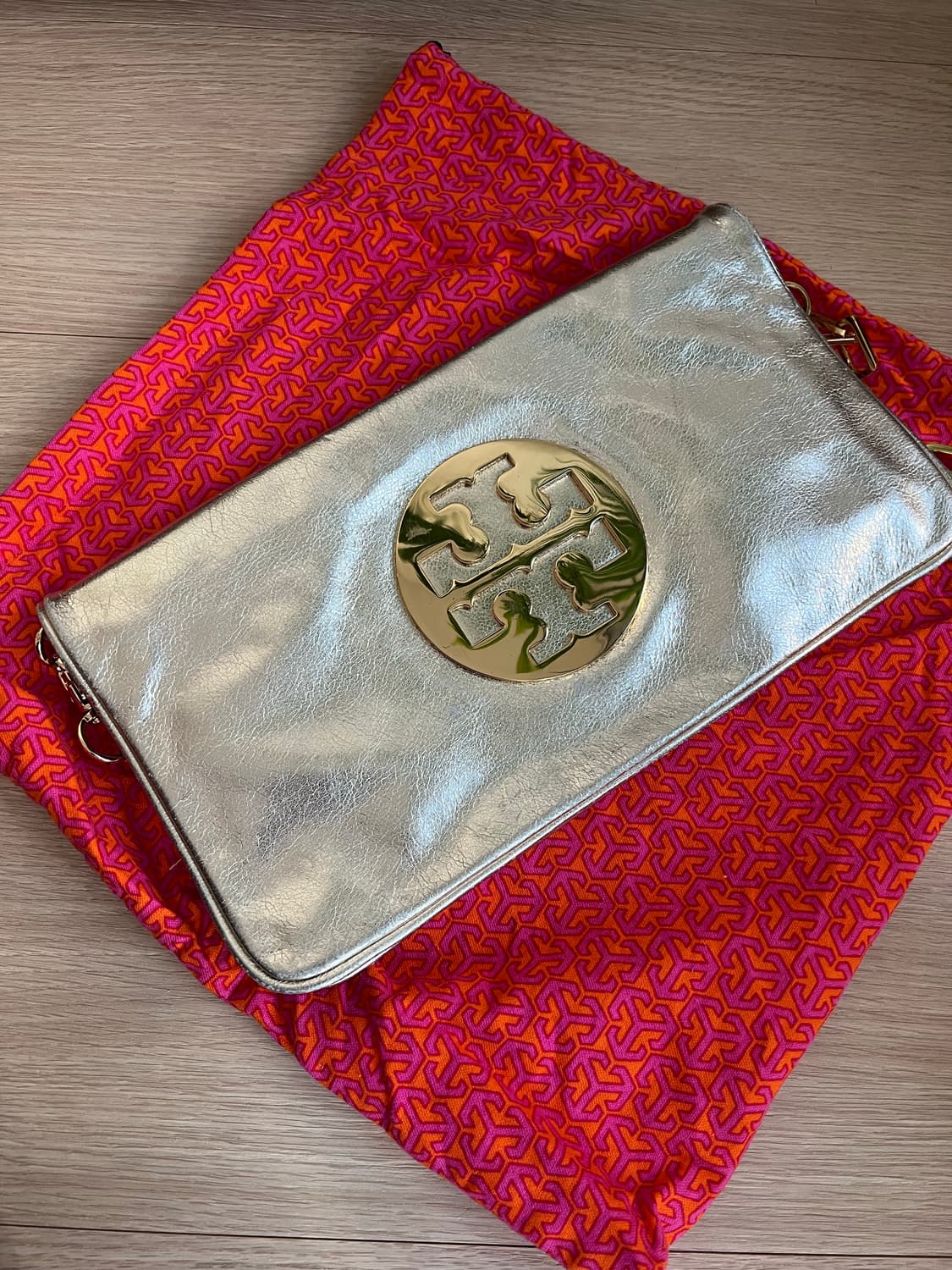 토리버치 골드 가죽 클러치 상품이미지1