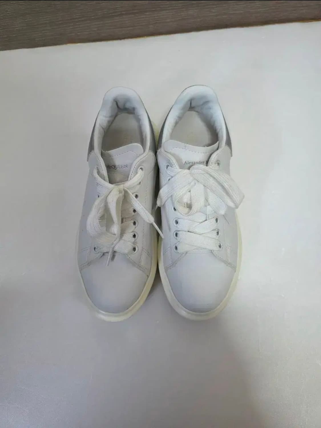 정품 알렉산더맥퀸 오버솔 스니커즈 화이트 실버탭 사이즈 245 (38) 상품이미지1