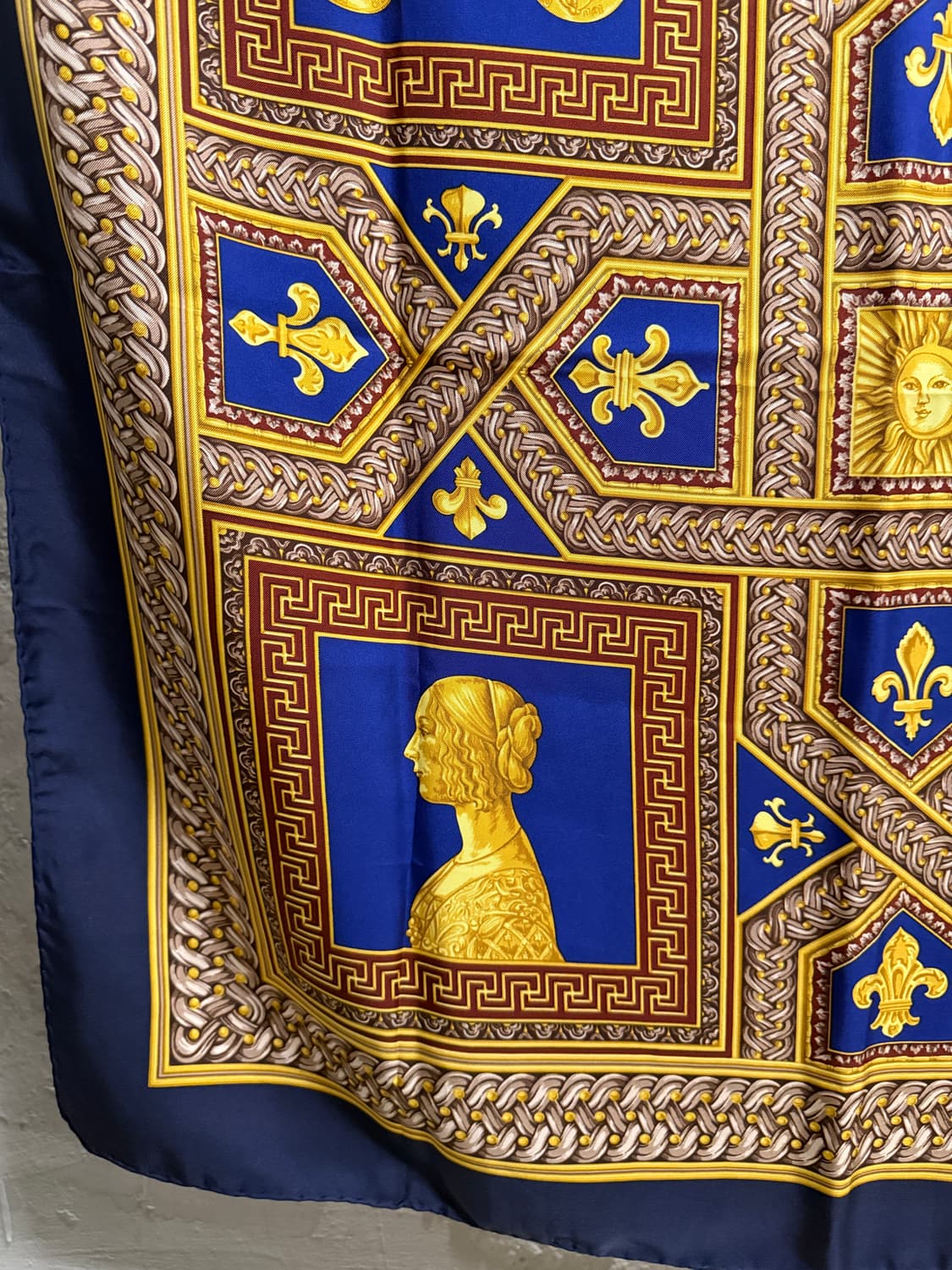 잔프랑코 로티 피렌체 실크 스카프 헤럴딕 메달리온 네이비 상품이미지2