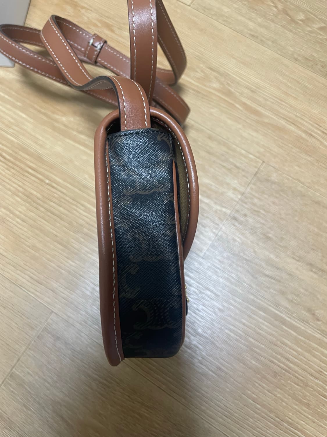 셀린느 트리옹프 캔버스 & 카프스킨 미니 베사체 탄 상품이미지7