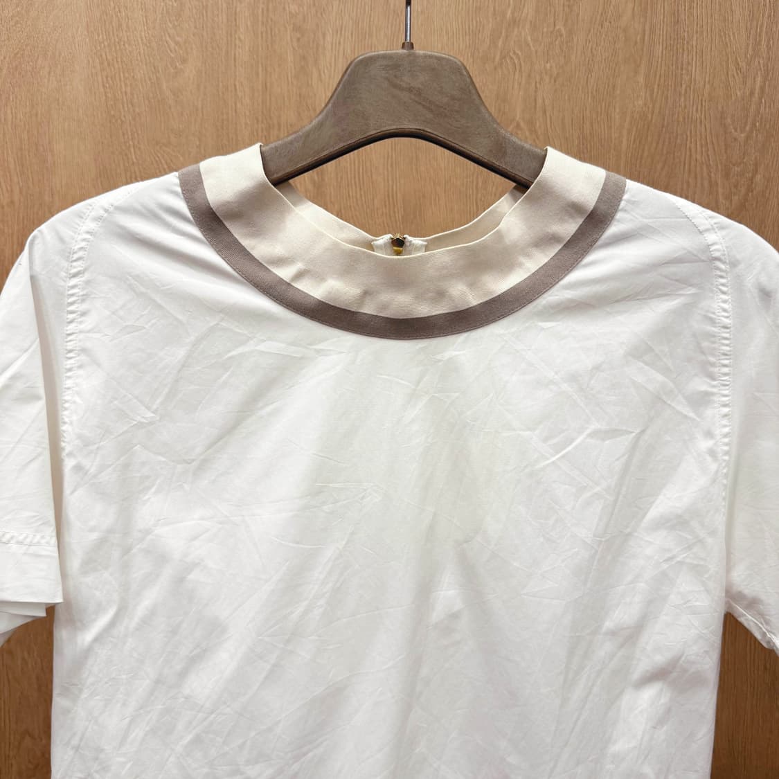 아뇨나 반팔 블라우스 후면 지퍼 디테일 화이트 배색 넥라인 상품이미지4