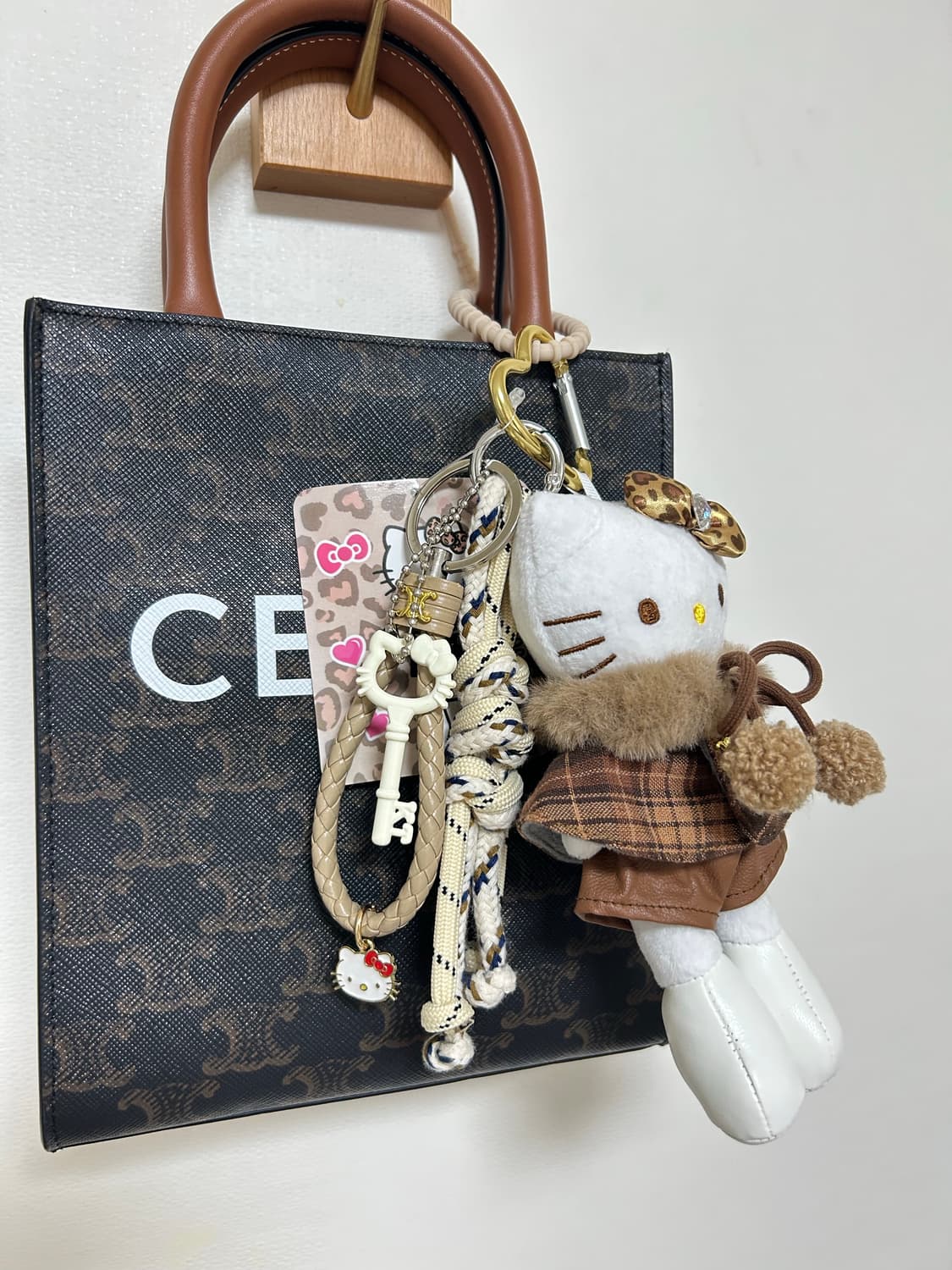 (13)롱다리키티 커스텀키링-💛 브라운 체크 & 레오파드 리본 상품이미지3