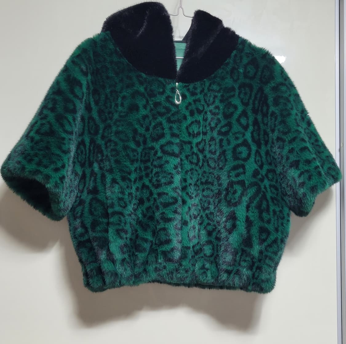 수입의류 에코밍크 후드 반팔집업 상품이미지1