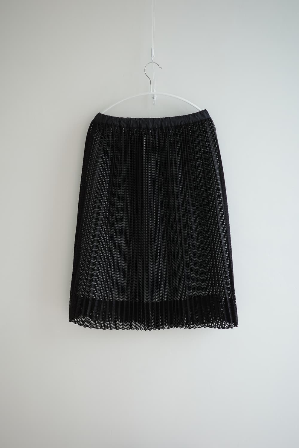 rhythomos 
• 블랙 펀칭 주름 미디어 스커트 상품이미지3