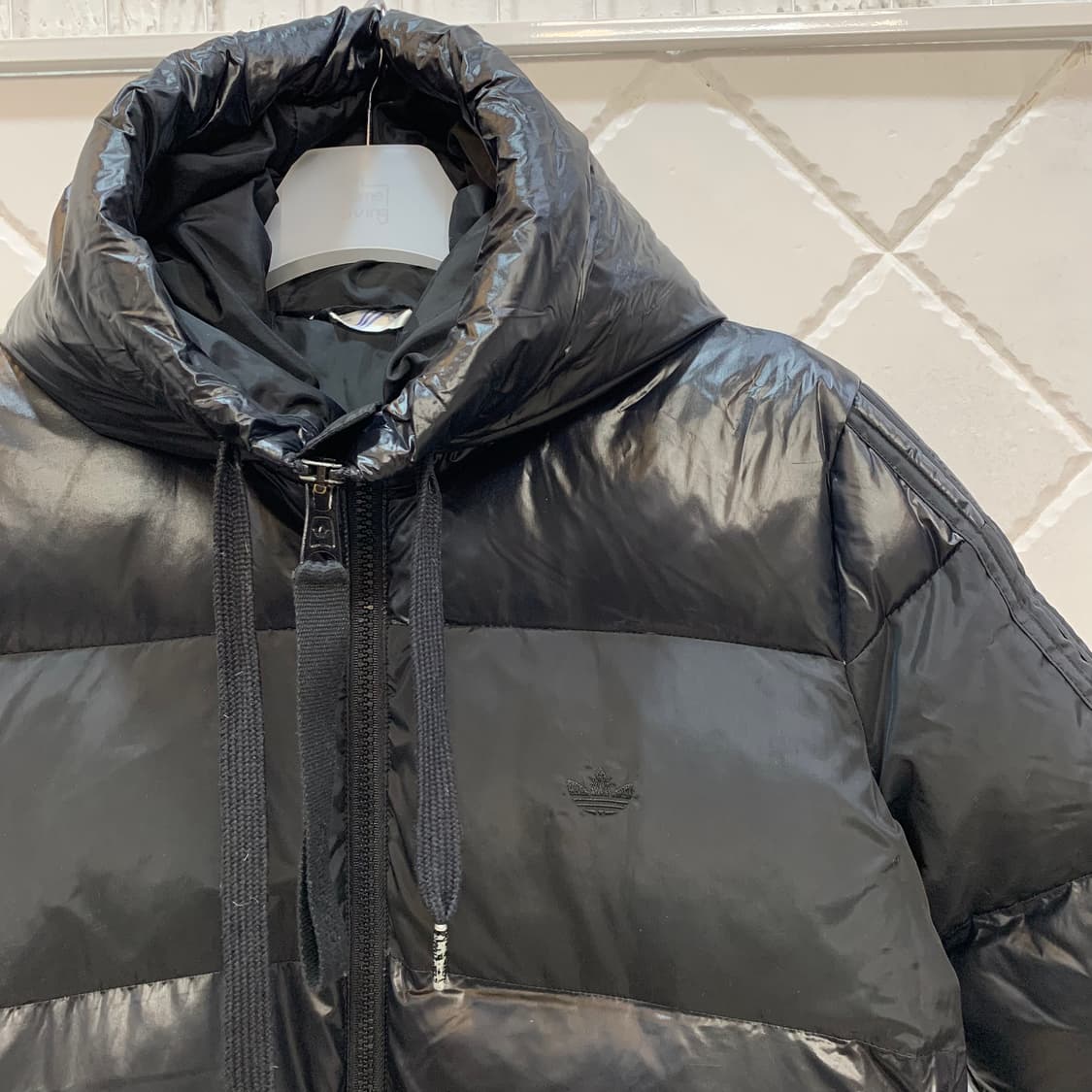 아디다스 덕다운 올블랙 투웨이 유광 패딩 점퍼 상품이미지4