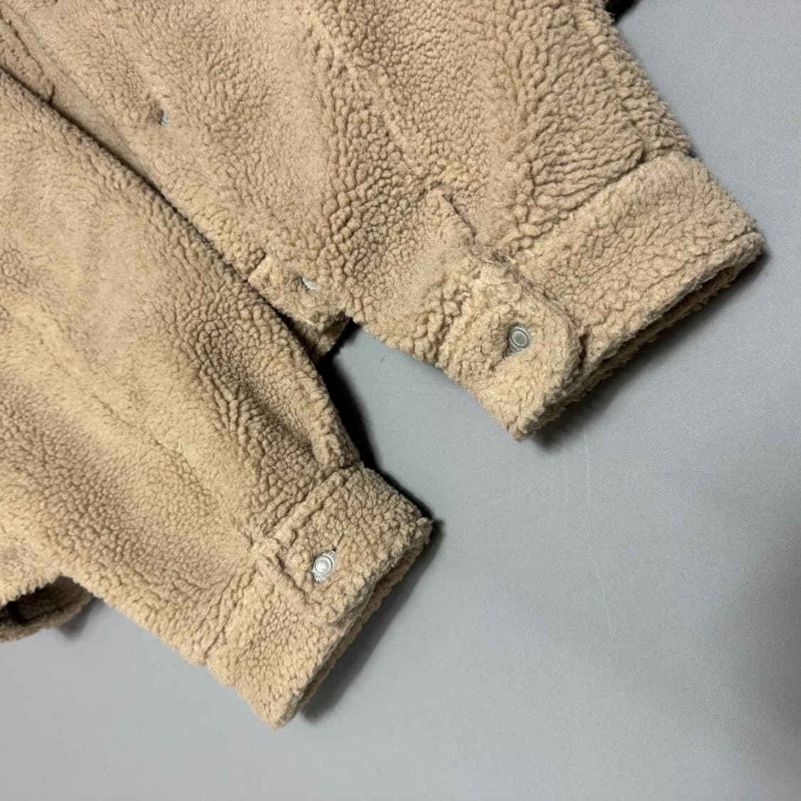 프릭스스토어 베이지컬러 칼라넥 오버 덤블 플리스 트러커 자켓 상품이미지6