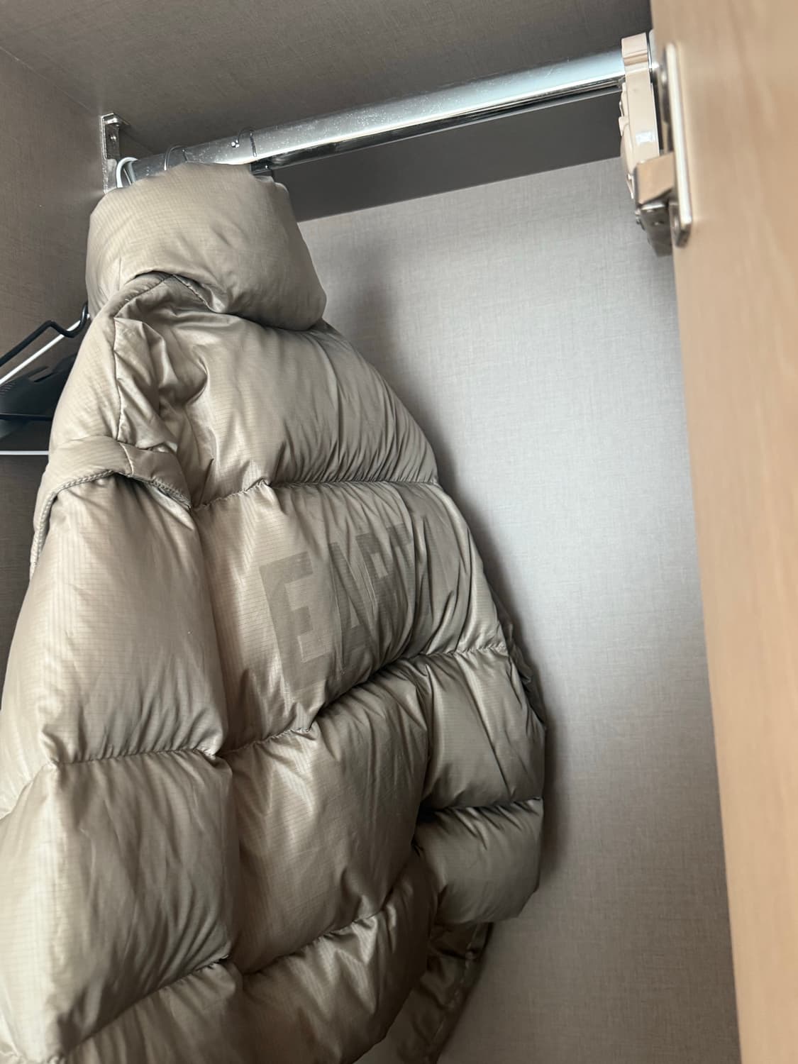 배드블러드 숏패딩(디테쳐블 슬리브 다운 푸퍼) 상품이미지5