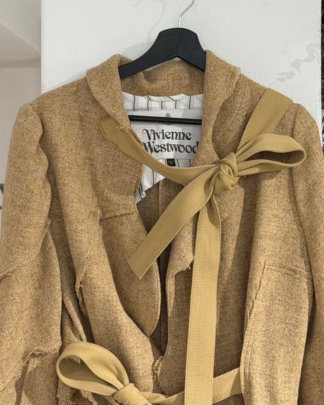 비비안웨스트우드 베이지 리본 트램프 코트 상품이미지4