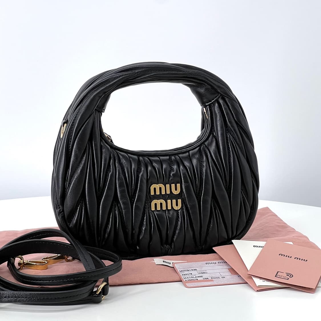 미우미우 완더 마테라쎄 여성 호보백 블랙 (5BP078) 상품이미지1