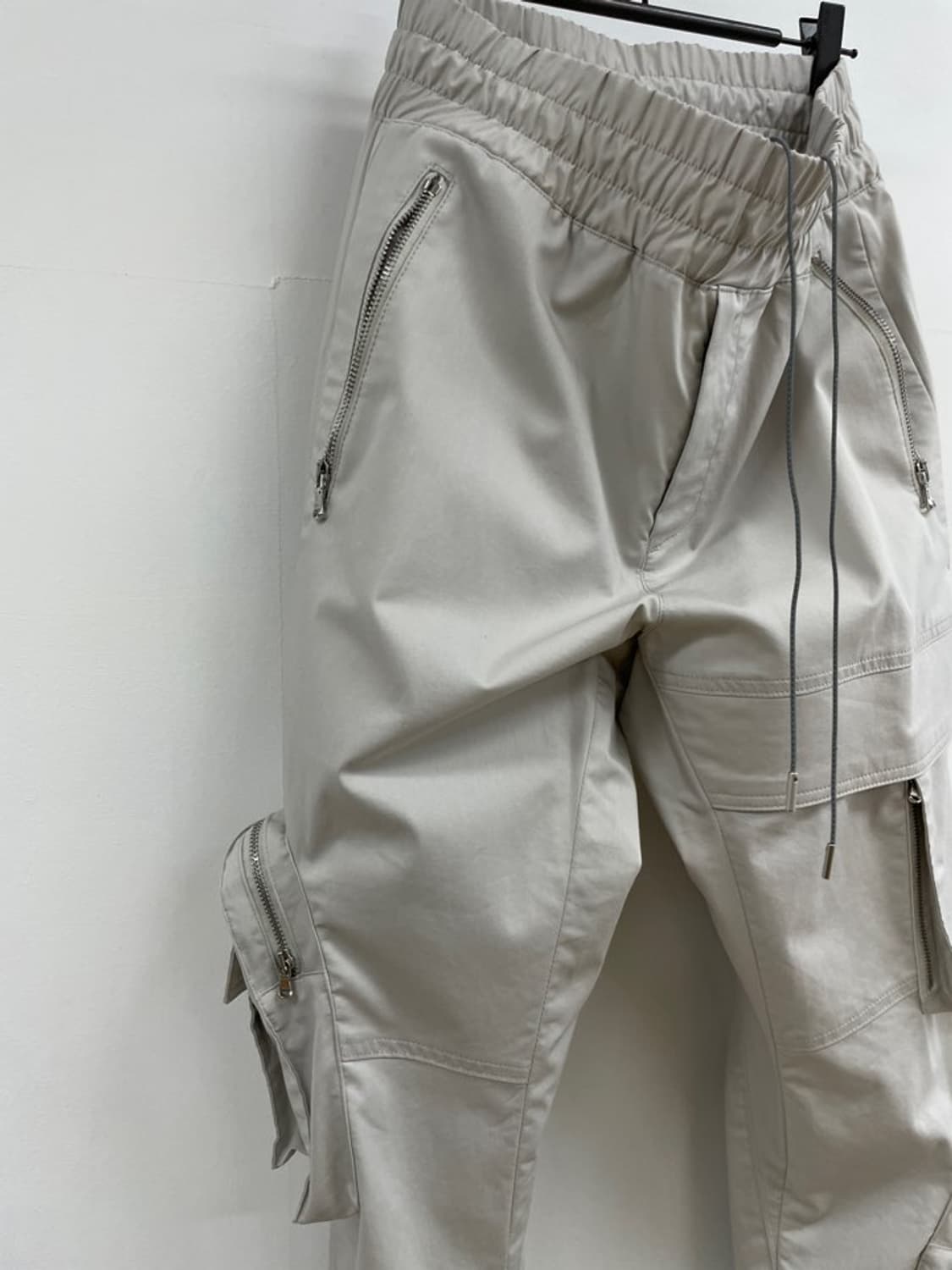 우영미 유틸리티 멀티 카고 조거 팬츠 연그레이 상품이미지5