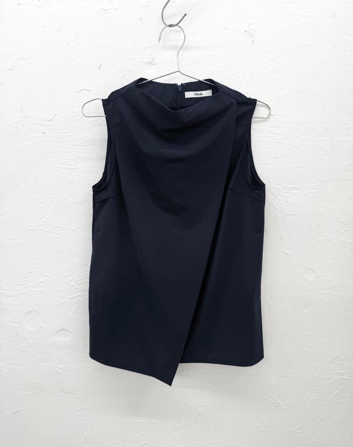 tonal 드레이프 랩 슬리브리스 상품이미지1