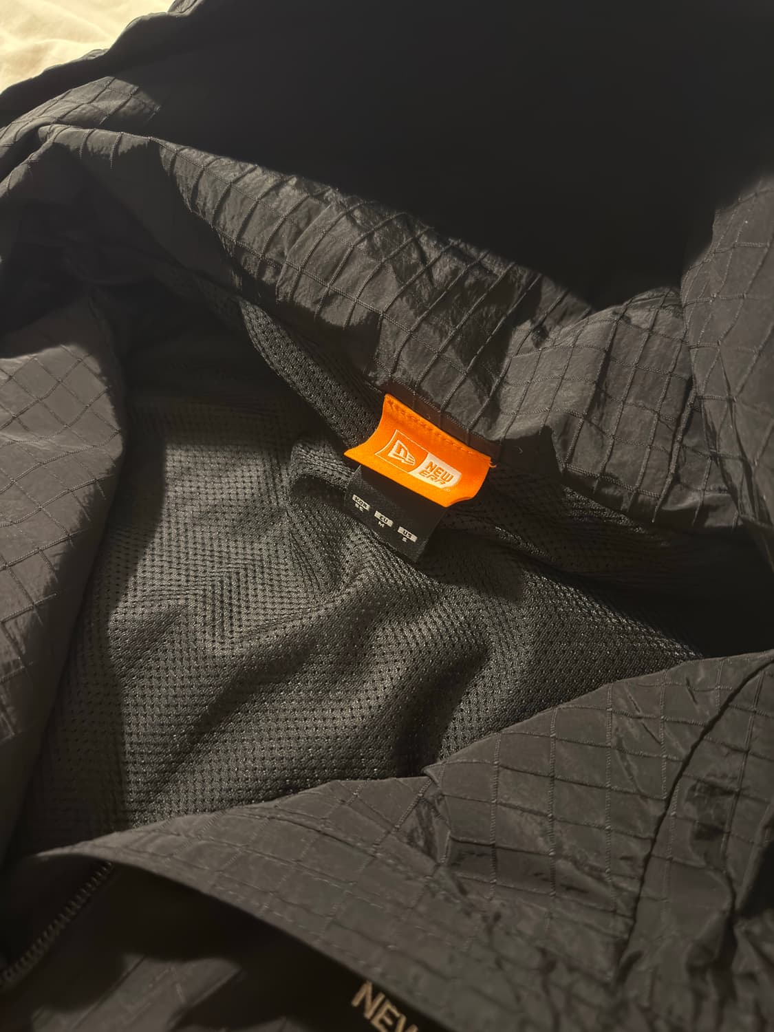 뉴에라 블랙후드 바람막이 상품이미지3