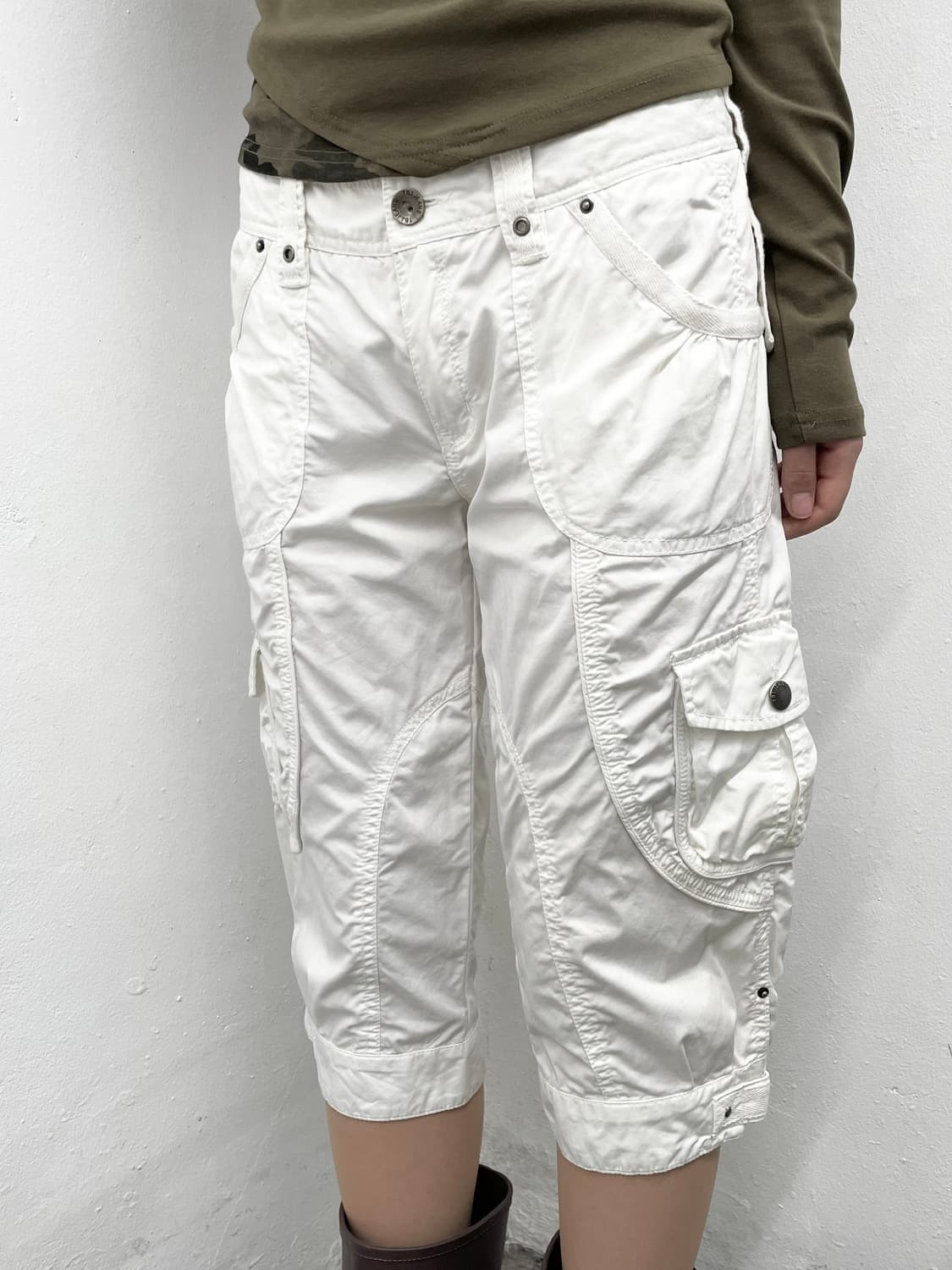 화이트 멀티포켓 카프리 팬츠 상품이미지3