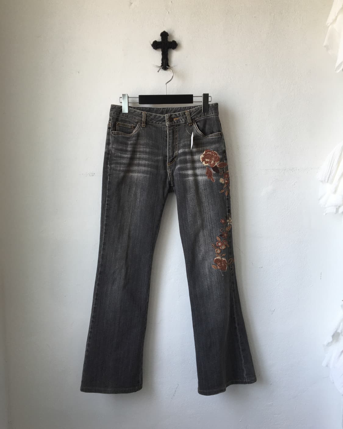 Flower needle work point denim pants 상품이미지1